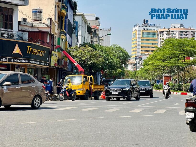 Ban Duy tu các công trình hạ tầng giao thông Hà Nội tiến hành thu hẹp vỉa hè tại nút giao Nguyễn Phong Sắc - Xuân Thuỷ (Cầu Giấy, Hà Nội)