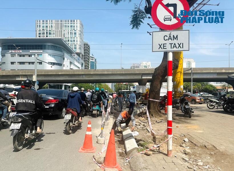 Tương tự, tại nút giao Nguyễn Hoàng - Phạm Hùng, đơn vị thi công cũng tiến hành cắt xén vỉa hè, mở rộng lòng đường