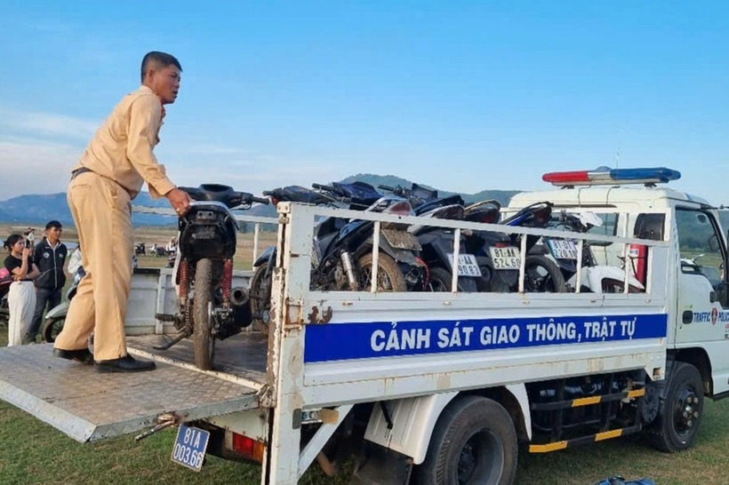 Lực lượng chức năng phát hiện và lập biên bản thu giữ gần 30 xe máy. Ảnh: Báo Dân trí.
