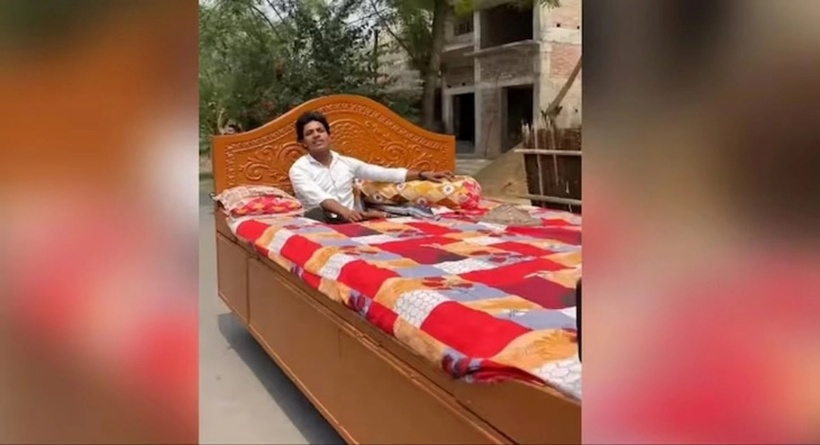 Người đàn ông khiến cả con đường náo loạn vì sáng chế độc lạ của mình.