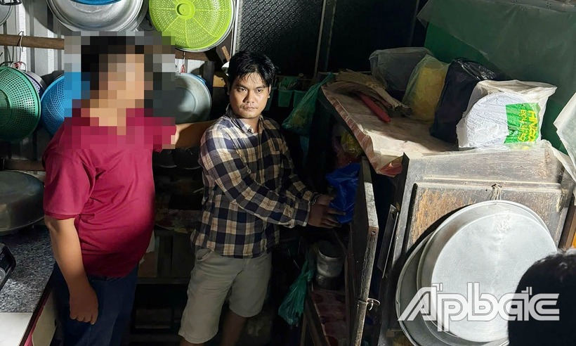 Đối tượng Trần Văn T. chỉ địa điểm nơi cất giấu số tiền ngoại tệ cướp được. Ảnh: Báo Ấp Bắc