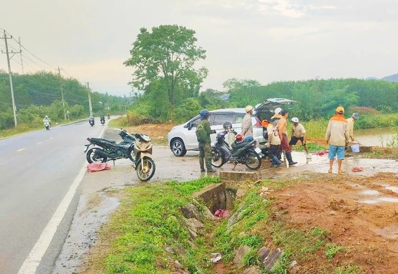 Các nạn nhân được đưa ra khỏi hiện trường nơi bị sét đánh trúng. (Ảnh: Tuổi trẻ)