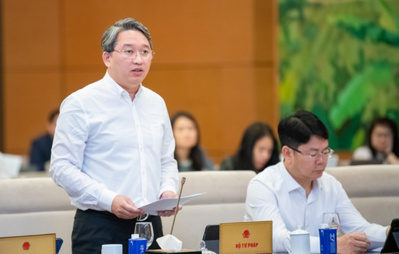 Bộ trưởng Bộ Tư pháp Nguyễn Hải Ninh trình bày tờ trình tóm tắt về dự án Luật Tương trợ tư pháp về dân sự (Ảnh: Media Quốc hội).
