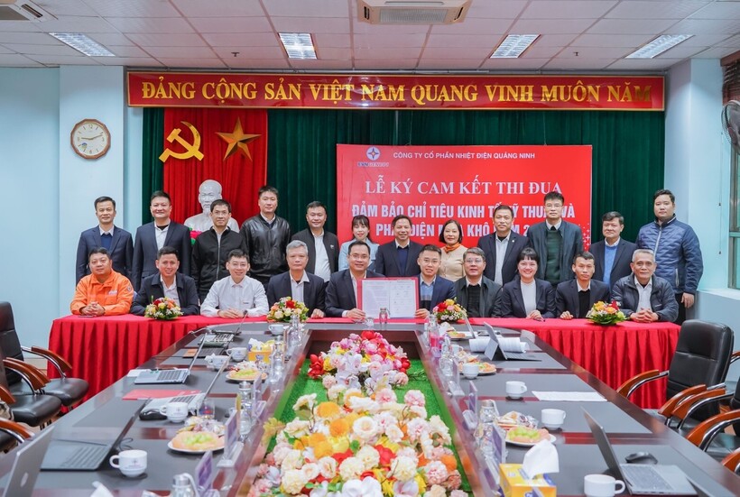 Đại diện cán bộ quản lý các đơn vị thực hiện nghi thức ký cam kết thi đua, nêu cao tinh thần tiên phong, quyết tâm của tập thể CBCNV Công ty trong việc thực hiện các nhiệm vụ công tác phát điện mùa khô.