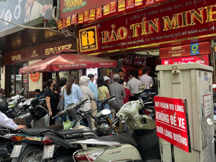 Người dân xếp hàng tại cửa hàng vàng bạc đá quý ở Hà Nội để mua vàng nhẫn sáng 15/4. Ảnh: Sức khỏe và Đời sống