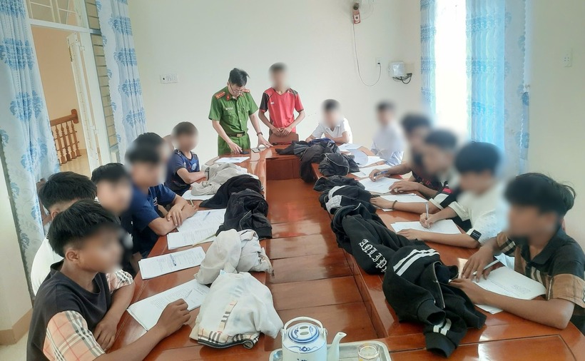 Công an Quảng Ngãi vừa mời 18 đối tượng đến để trao đổi, răn đe, giáo dục. Ảnh: Báo Xây dựng.