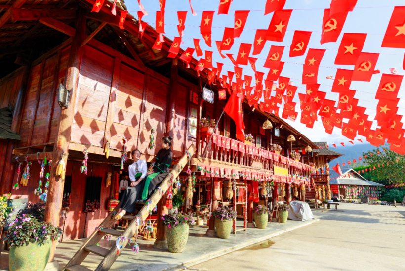 Bản Mây rực rỡ trong sắc cờ đỏ sao vàng