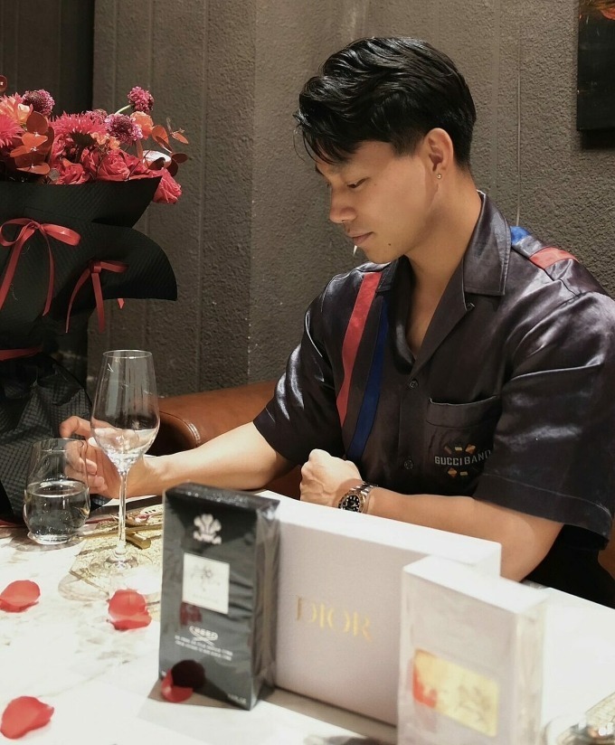 Sau 2 năm yêu đương kín tiếng, Vũ Văn Thanh cuối cùng cũng đã đăng tải lên trang cá nhân bức ảnh hạnh phúc ngọt ngào bên bạn gái, trong khung cảnh ấm áp, lãng mạn đầy nến vào hoa, bóng bay trái tim đầy không khí yêu đương.
