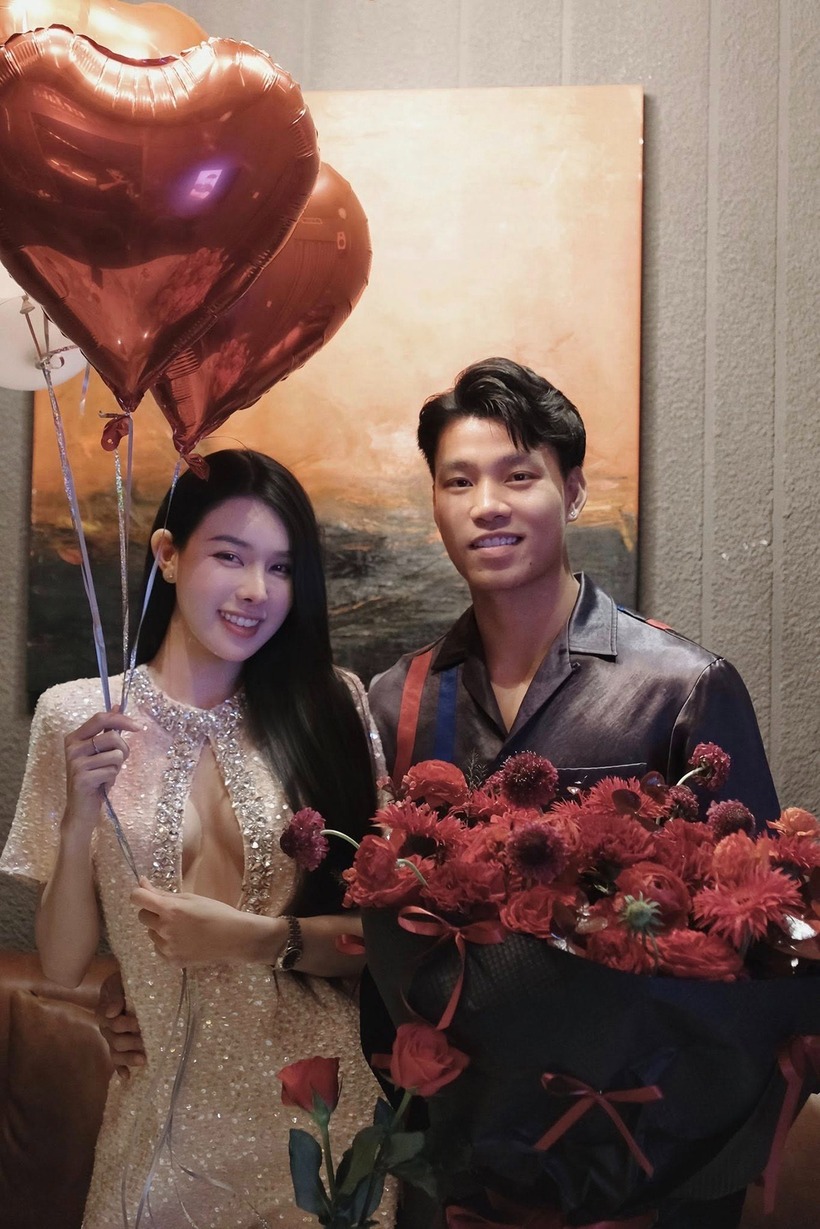 Theo thông tin từ Phụ nữ số, tối 14/4, hậu vệ ĐT Việt Nam Vũ Văn Thanh khiến người hâm mộ vỡ oà khi chính thức công khai bạn gái xinh đẹp, trong ngày sinh nhật tuổi 29 của mình.