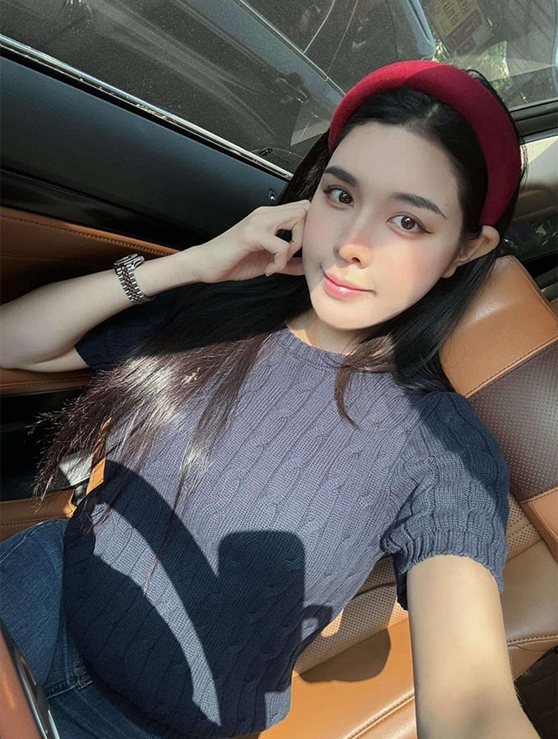 Không chỉ nổi tiếng nhờ ngoại hình, Trần Bích Hạnh còn là một doanh nhân trẻ thành đạt. Hiện cô đang hoạt động trong lĩnh vực làm đẹp tại Hà Nội, là cổ đông của chuỗi nhà hàng tại Nam Định và Hà Nội, và là đồng sáng lập một trung tâm đào tạo pha chế.