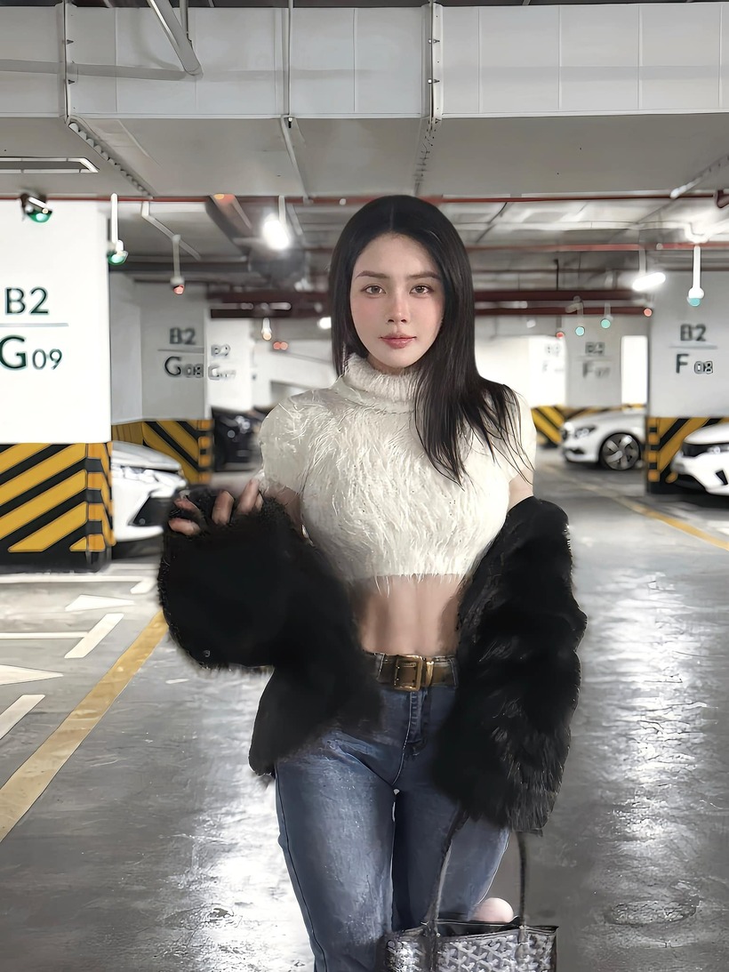 Hồi đầu năm, Bích Hạnh gây chú ý khi tiết lộ ảnh chụp màn hình cuộc nói chuyện video với Văn Thanh sau khi tuyển Việt Nam thắng Thái Lan ở trận chung kết lượt về ASEAN Cup 2024. Sau đó ít ngày, hậu vệ CAHN "khẳng định chủ quyền" với bạn gái khi nhận cô là "vợ tôi" trong một bức ảnh trên Instagram.