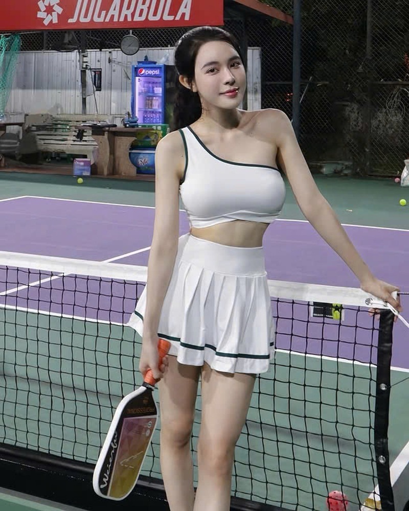 Được biết, Trần Bích Hạnh sinh năm 1993, quê Nam Định, là hot gymer có hơn 625.000 người theo dõi trên Instagram. Cô có nhan sắc xinh đẹp, thân hình nóng bỏng, phong cách thời trang gợi cảm, thường xuyên dùng đồ hiệu đắt đỏ.