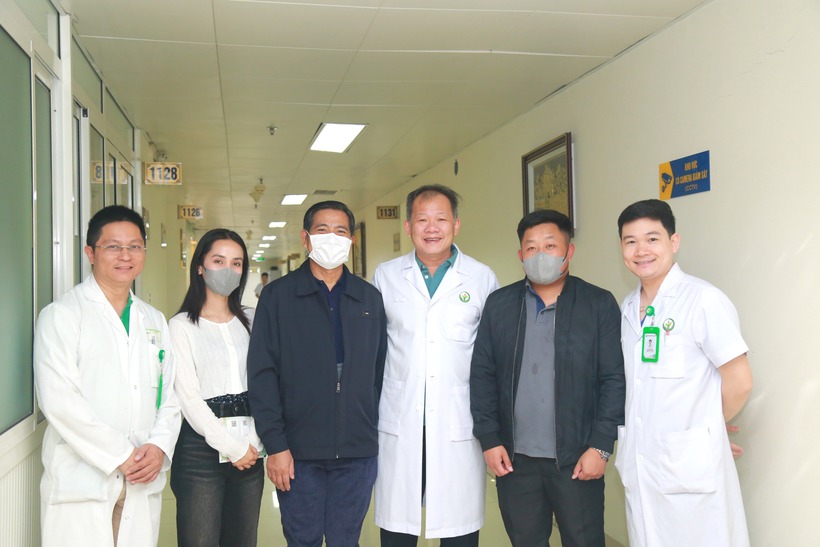 TS.BS Dương Đức Hùng, Giám đốc Bệnh viện Hữu nghị Việt Đức, đã đích thân đến động viên, chia sẻ và chúc mừng bệnh nhân trong ngày họ xuất viện. Ảnh: Bệnh viện Việt Đức.