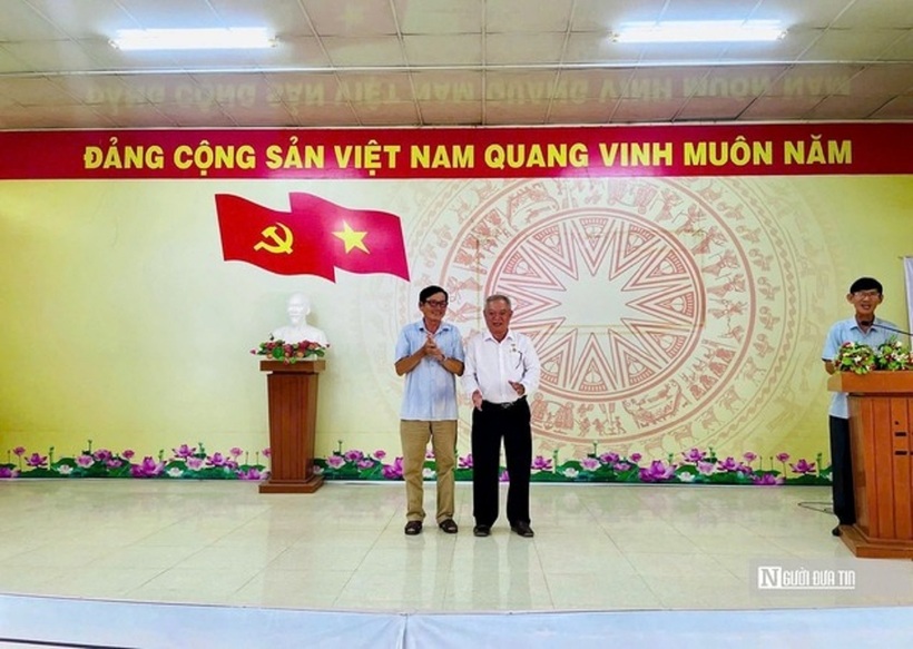 Luật gia Đoàn Quốc Cường, Chủ tịch Hội Luật gia tỉnh Đồng Tháp trao tặng Kỷ niệm chương "Vì sự nghiệp phát triển Hội Luật gia Việt Nam" cho luật gia Nguyễn Văn Thơm, Phó Chủ tịch Hội Luật gia huyện Cao Lãnh.