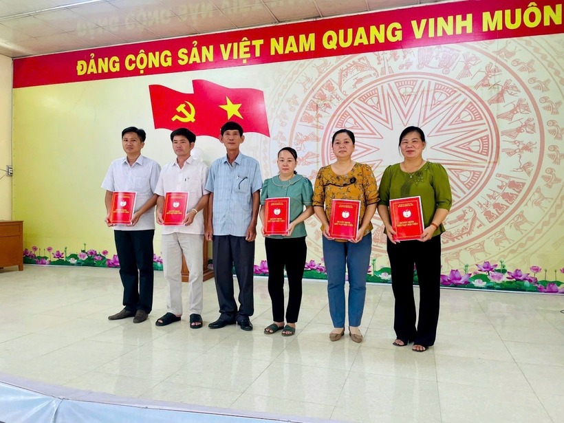 Luật gia Nguyễn Minh Đoàn, Chủ tịch Hội Luật gia huyện Cao Lãnh trao quyết định kết nạp cho các hội viên. (Ảnh: T.T).