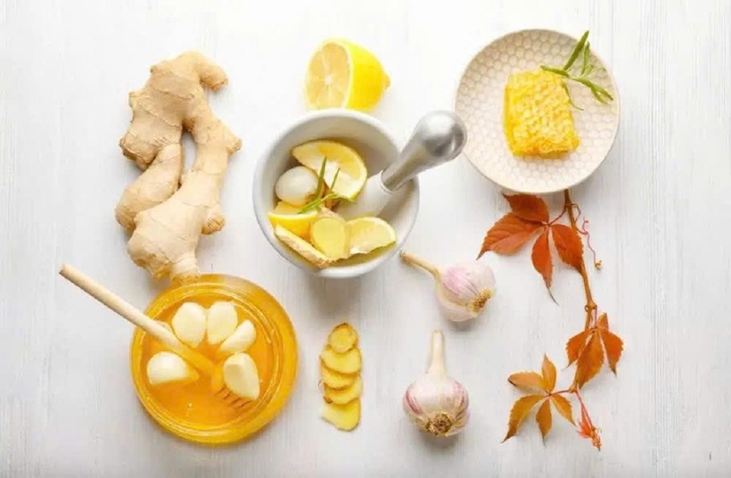 Sử dụng các nguyên liệu tự nhiên như: Chanh, tỏi, gừng, mật ong,... giúp điều trị cảm cúm hiệu quả