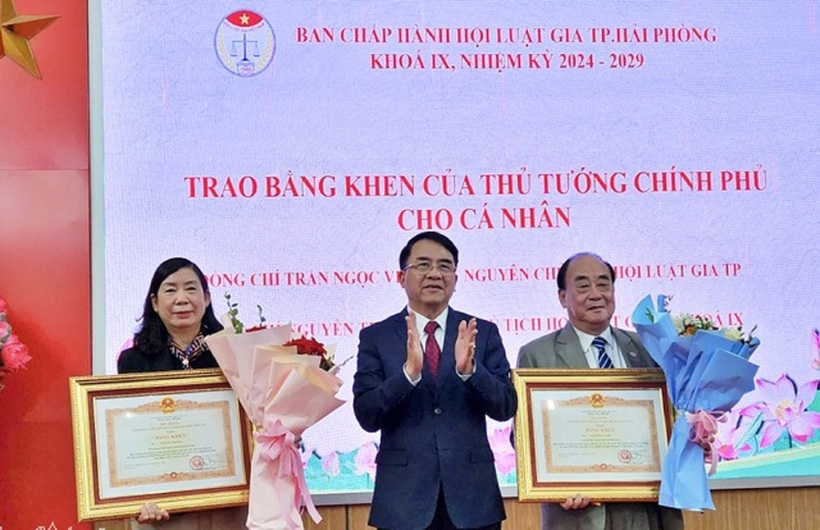 Luật gia Nguyễn Thị Mai – Chủ tịch Hội Luật gia Tp.Hải Phòng và Luật gia Đào Ngọc Vinh - nguyên Chủ tịch Hội Luật gia Hải Phòng đón nhận Bằng khen của Thủ tướng Chính phủ hồi tháng 2/2025.
