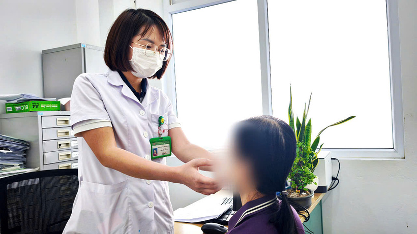 Ký sinh trùng dài gần 10cm trong mắt người phụ nữ. Ảnh: BVCC