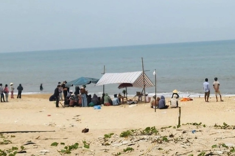 Bãi biển xã Vinh Thanh, nơi cháu M. bị mất tích.