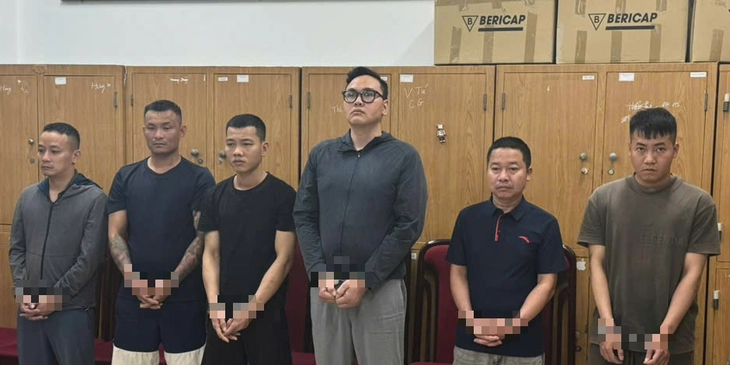 Nhóm nghi phạm tại cơ quan công an. Ảnh: TTO