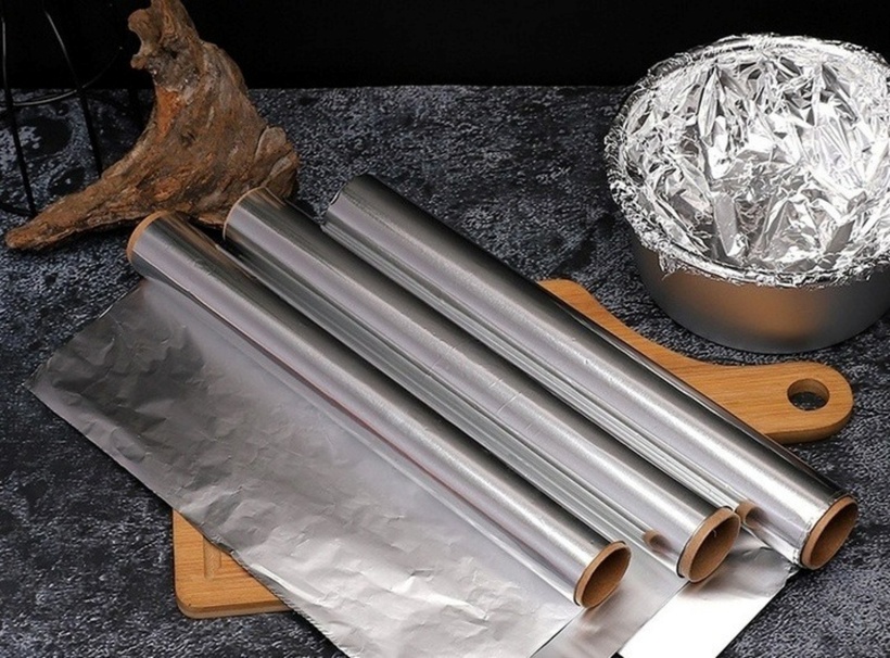 Trong mùa đông lạnh giá, bạn có thể dùng giấy bạc để bảo vệ cây trồng khỏi sương giá.