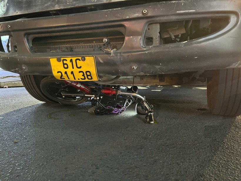 Hiện trường vụ nữ sinh lớp 11 bị xe đầu kéo cuốn vào gầm, tử vong thương tâm. (Ảnh: Báo Xây dựng)