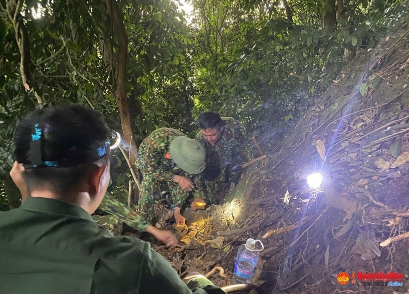 Đội Quy tập triển khai cất bốc hài cốt liệt sĩ mở rộng khu vực tìm kiếm. Ảnh: Báo Quân Khu 4