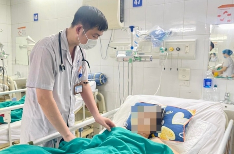 Bệnh nhân đang tiếp tục được hỗ trợ vật lý trị liệu. Ảnh: VietNamNet