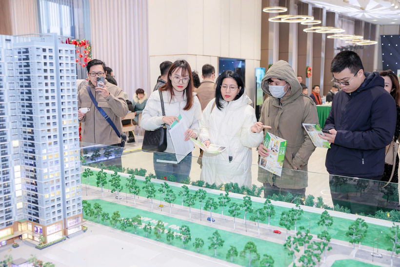 Không khí tại Hanoi Melody Residences sôi động với đông đảo khách tham quan ngay từ sau Tết