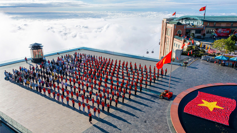 Đỉnh núi Bà Đen trong lễ thượng cờ. Ảnh: Sun World Ba Den Mountain