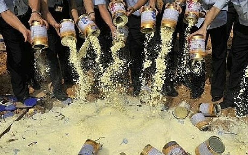 Bê bối sữa bột nhiễm hóa chất công nghiệp độc hại melamine khiến ít nhất 6 trẻ tử vong và 300.000 trẻ khác bị ốm. Ảnh: Reuters.