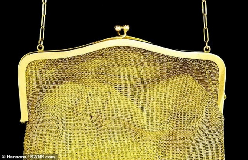 Cận cảnh chiếc túi bằng vàng thật.