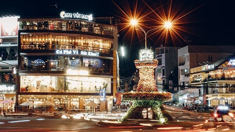 Từ vị trí đắc địa này, bạn có thể phóng tầm mắt ngắm nhìn toàn cảnh phố xá sôi động nhưng vẫn giữ được nét thơ mộng, yên bình đặc trưng của Đà Lạt. Ảnh minh họa.