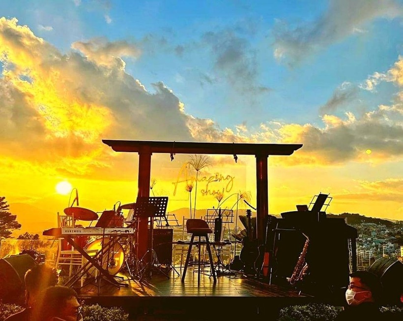 Khi màn đêm buông xuống, khung cảnh nơi đây càng trở nên huyền ảo, quyến rũ dưới ánh đèn. Ảnh minh họa.