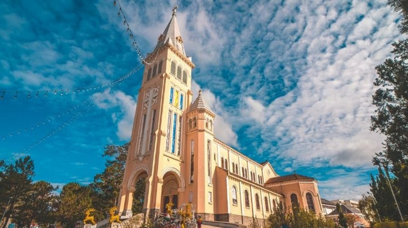 Nhà thờ Con Gà, hay còn gọi là Nhà thờ Chính tòa Đà Lạt, là một trong những công trình kiến trúc Pháp cổ kính tiêu biểu của thành phố. Ảnh minh họa.