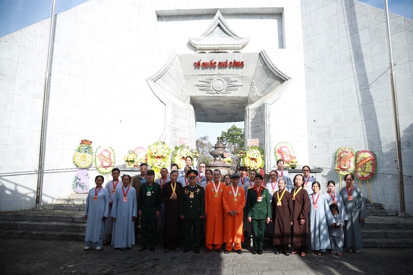 Đoàn Phật tử chùa Thiền Tông Tân Diệu dâng hương tại Nghĩa trang Liệt sĩ Việt – Lào, huyện Anh Sơn.