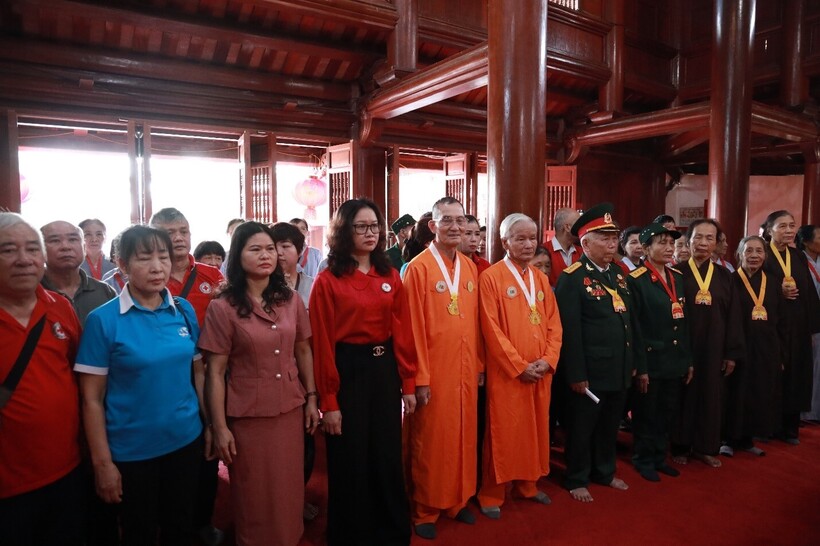 Đại diện đoàn thắp hương tại khu tưởng niệm Chủ tịch Hồ Chí Minh trong khuôn viên nghĩa trang