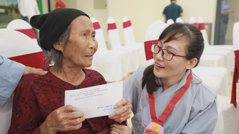 Niềm vui của người được nhận quà từ đoàn thiện nguyện chùa Thiền Tông Tân Diệu.