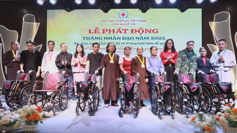 Đoàn thiện nguyện trao quà và xe lăn cho các gia đình có hoàn cảnh đặc biệt.