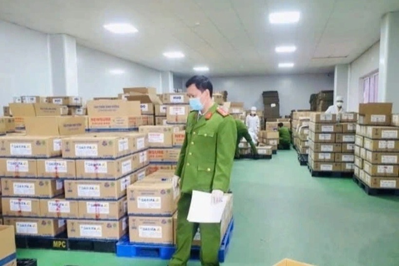 Cơ quan điều tra khám xét các lô hàng sữa giả. Ảnh: Dân trí