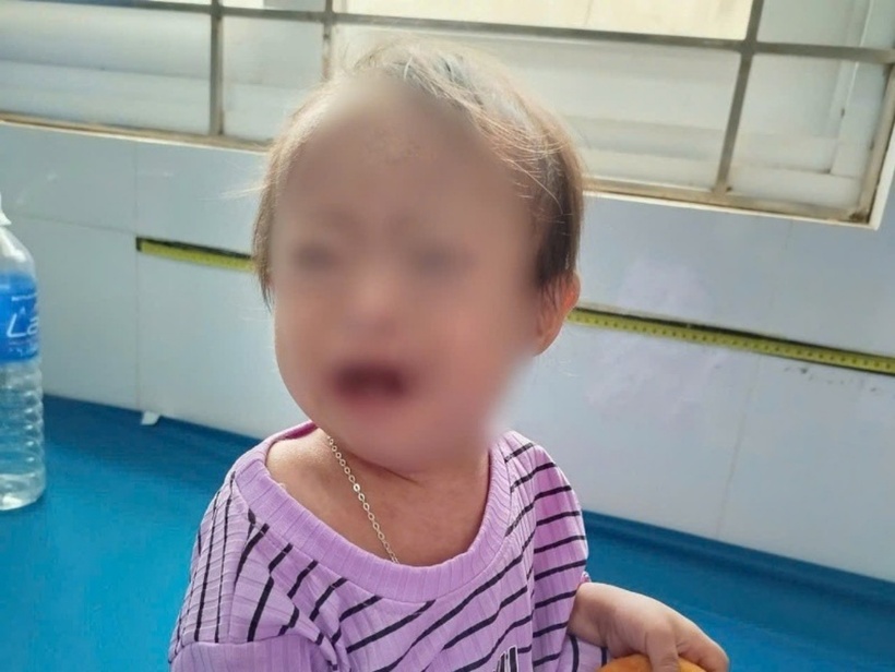 Bé gái bị bỏ rơi tại sảnh phòng khám của bệnh viện. Ảnh: VietNamnet