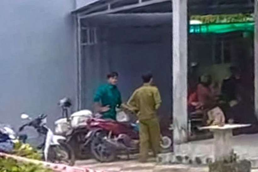Lực lượng chức năng tại hiện trường vụ cụ bà 74 tuổi bị cướp vàng ở Cà Mau. Ảnh: Dân trí