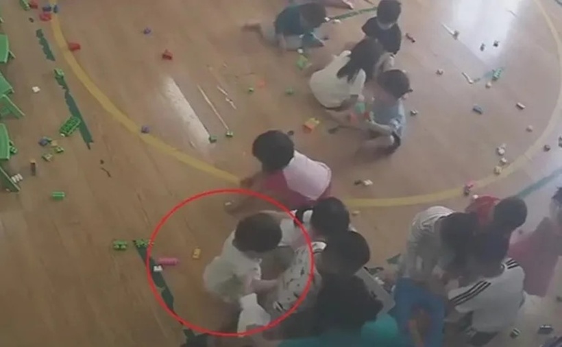 Cháu bé 22 tháng tuổi bị bạo hành trong vụ việc. (Ảnh cắt từ camera)