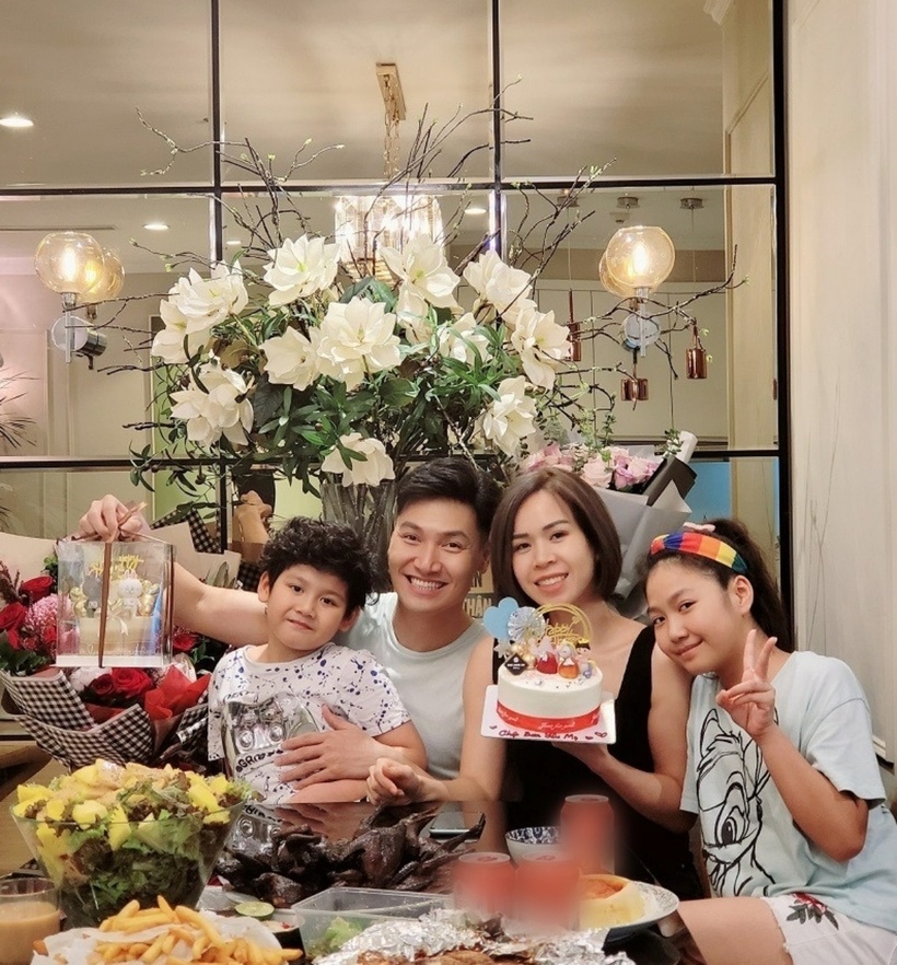 Diễn viên Mạnh Trường ghi dấu ấn qua hàng loạt bộ phim “giờ vàng” như Tuổi Thanh Xuân, Sinh Tử, Cả Một Đời Ân Oán, Không Thời Gian... Sau nhiều năm đóng phim, Mạnh Trường sở hữu khối tài sản "không phải dạng vừa".