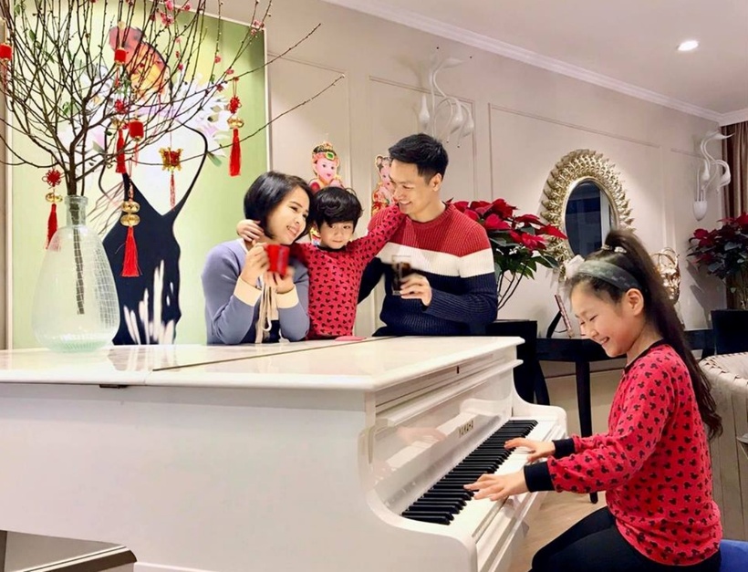 Vợ Mạnh Trường tên là Lan Phương, cùng tuổi và là bạn học cấp 2 với nam diễn viên. Nam diễn viên cho biết anh luôn tôn trọng vợ và tự đặt cho mình những nguyên tắc trong công việc.