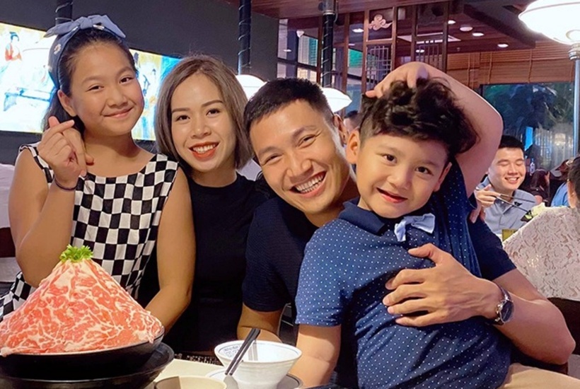 Vợ Mạnh Trường thoải mái trong mọi chuyện, luôn ủng hộ công việc của chồng và rất tâm lý khi chồng đi ra ngoài gặp gỡ bạn bè. Mỗi khi có thời gian rảnh, anh thường đưa vợ và các con đi du lịch.