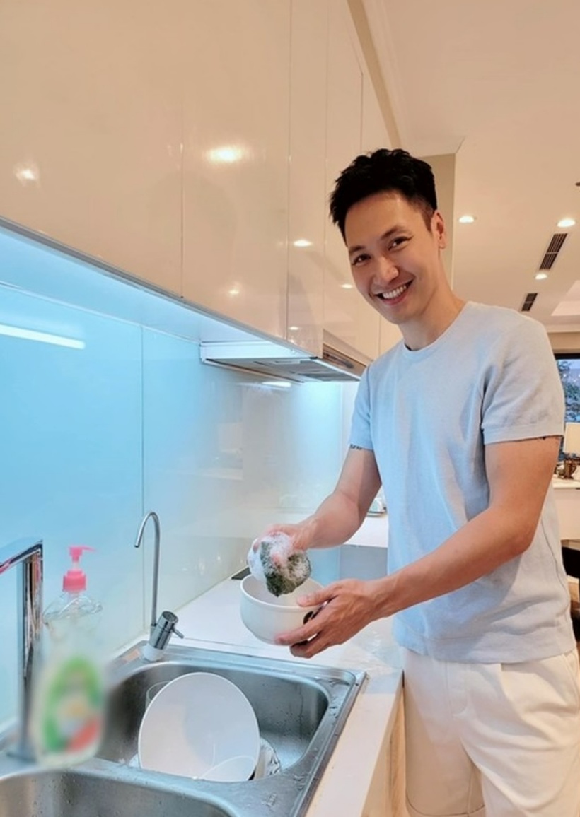 "Ôi giời ơi, bảo sao một tháng hết bao nhiêu tiền nước. Rửa có mỗi cái cốc thôi mà tốn mất mấy lít nước thế kia hả?", vợ từng trách yêu Mạnh Trường rửa đồ quá kỹ.