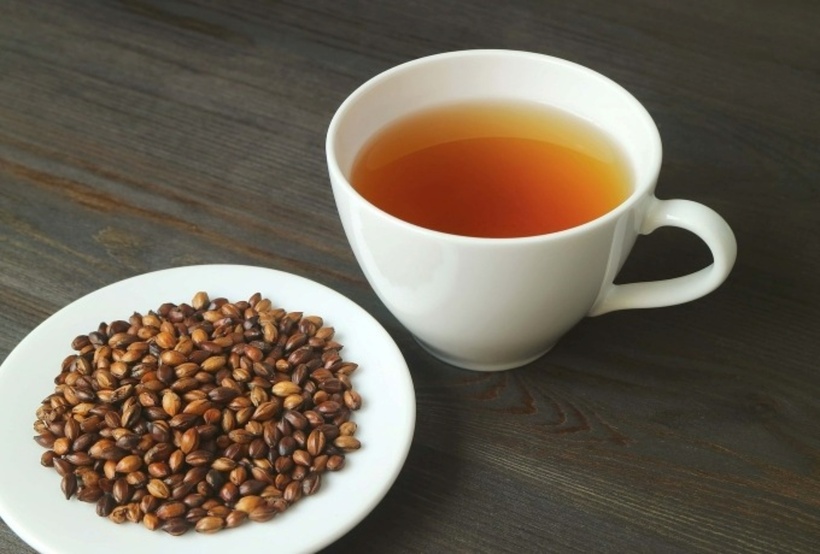 Trà lúa mạch là thức uống phổ biến tại Nhật Bản, được làm từ lúa mạch rang, không chứa caffeine, có tác dụng thanh lọc gan, hỗ trợ tiêu hóa. Ảnh minh họa.