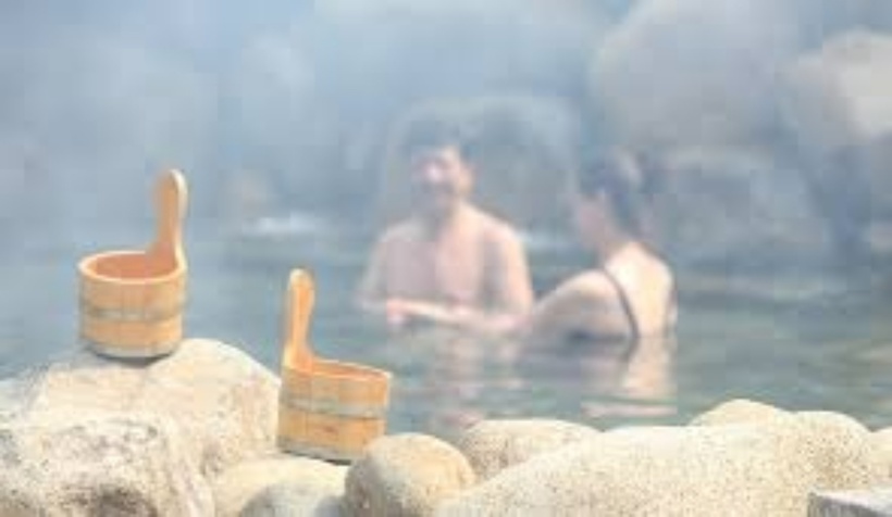 Tắm suối nước nóng (onsen) là một thói quen lâu đời của người Nhật, không chỉ giúp thư giãn mà còn hỗ trợ quá trình thải độc gan. Ảnh minh họa.