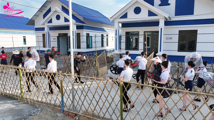 Đội ngũ Mailisa trao quạt đến tận nhà cho từng hộ dân trong Làng tình nghĩa Khánh Mailisa, lan tỏa sự chăm sóc chu đáo giữa núi rừng.